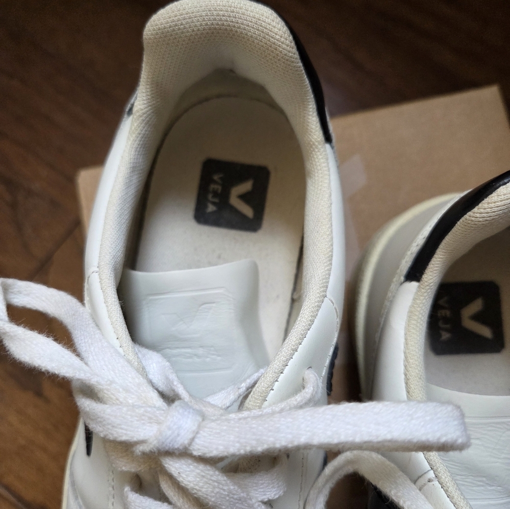 Veja White and Black Women's Sneakers Size 9 - Picture 4 of 9